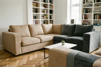 Protège canapé angle réversible beige et gris dans un salon moderne au parquet en chêne clair